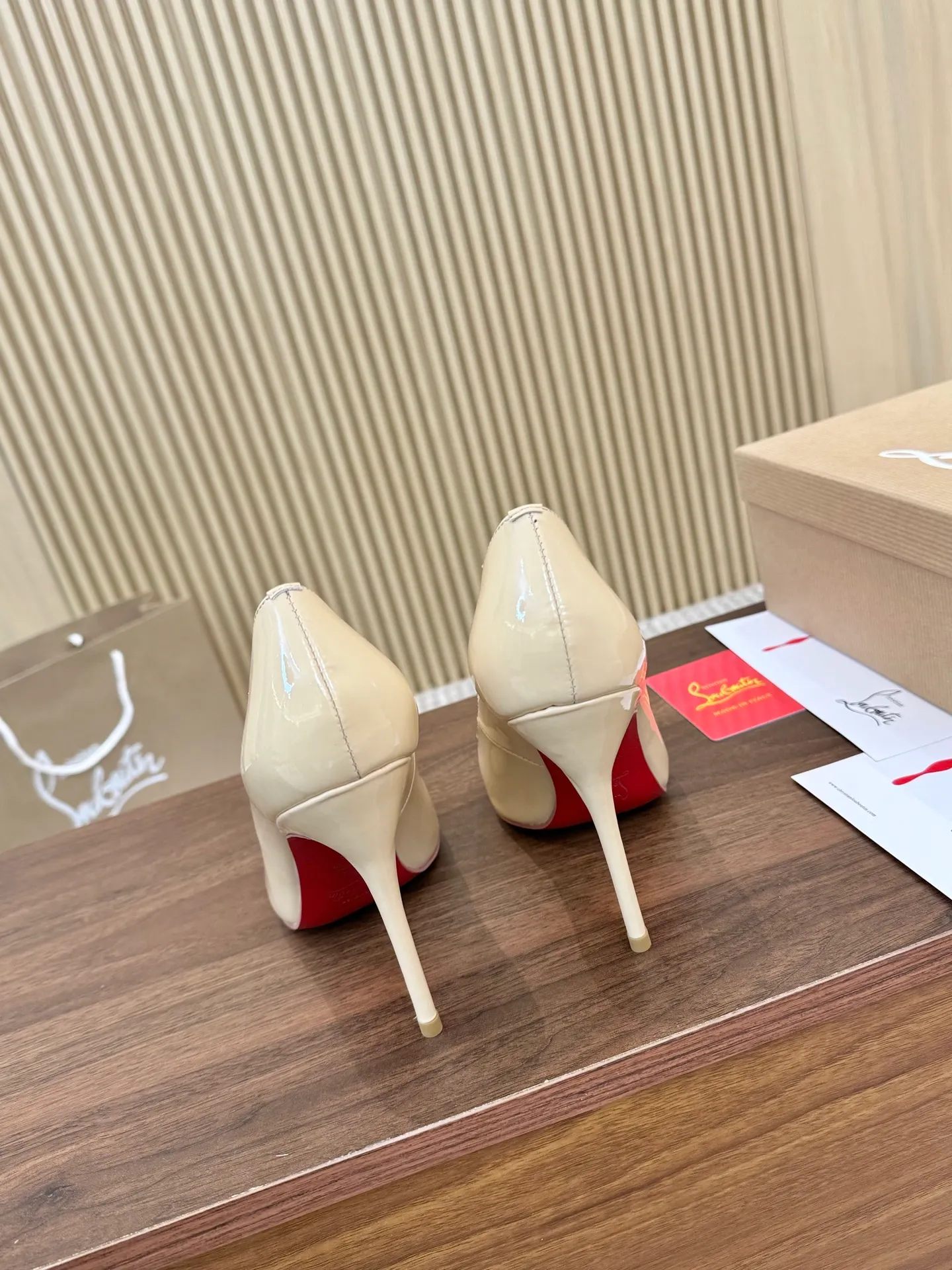 👟👟Ex-factory price 440👟👟 Genuine leather sole +40 shipped all year round 💝Christian Louboutin CL👠 "Imported cow patent leather💎 series" noble and luxurious, real blingbling✨ real materials, all customized by the pattern maker, and the materials are made of original customized materials, achieving the taste of the original 5 color options💍 Upper: Imported 👉Cow patent leather💪 Lining: Sheepskin foot pad/lining Size: 34-40.41.42 Heel height: 10.5cm and 8.5cm two options Leather sole Rubber sole